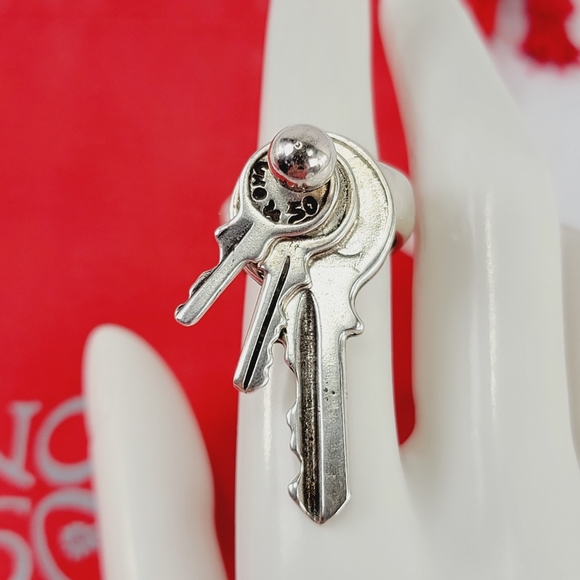 Retired/Rare Authentic Uno de 50 3 Tier Key Spinner Ring Size:6.5 - Picture 4 of 16